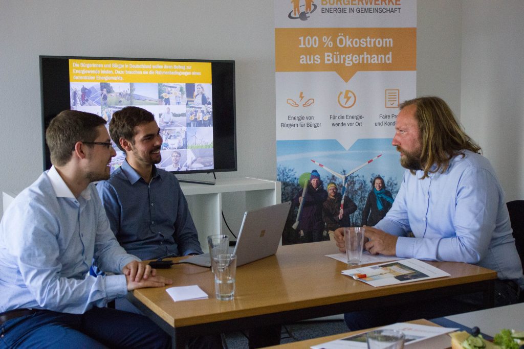 „Die Zukunft der erneuerbaren Energien ist dezentral“ – Anton Hofreiter zu Besuch bei den „Bürgerwerken“ Hier sind die Vorstände der Bürgerwerke Heidelberg mit dem Grünen-Politiker Anton Hofreiter im Gespräch