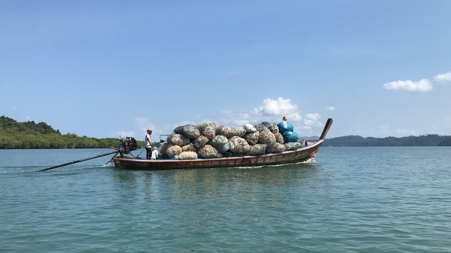Langes Boot, das Plastik für #tide transportiert