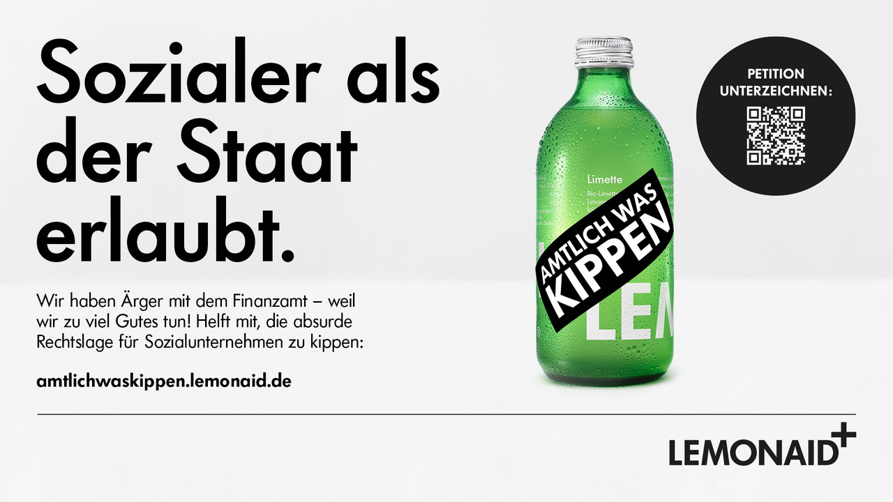 Hier ist ein Bild der Kampagne von Lemonaid zu sehen. Darauf ist eine Flasche abgebildet mit einem Label und der Aufschrift "amtlich was kippen". Daneben steht der Slogan "sozialer als der Staat erlaubt"