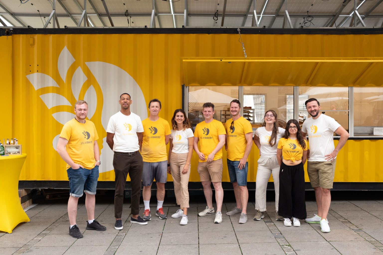 Das Team der SOLARBAKERY vor einer solarbetriebenen Container-Bäckerei