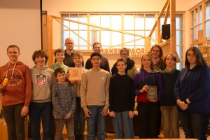 Gründungs-AG Gießen, erster Durchlauf: Initiatoren, Lehrkräfte und Teilnehmende freuen sich über die ersten Erfolge der Lösungsfinder*innen-AG (letzte Reihe von links nach rechts): Florian Bach (Ricarda-Huch-Schule), Nils Seipel (flux – werk gGmbH), Beate Brunkau (Liebigschule), Antje Bienert (TIG GmbH); Es fehlen Hilde Hammermann (Landgraf-Ludwigs-Gymnasium) und Robert Dörre (Ostschule). Vorne im Bild: An der AG teilnehmende Schülerinnen und Schüler (Foto: privat).